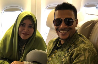 Umrah Gandeng Pria Ganteng, Ibu Ayu Ting Ting Dicibir Netter
