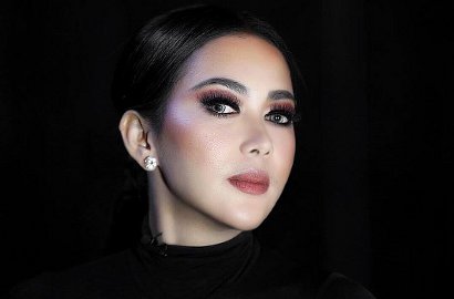Nyetir Sendiri, Syahrini Pamer Mobil Baru?