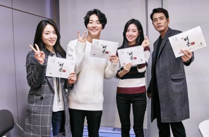 Gantengnya Yoon Shi Yoon Baca Naskah 'Grand Prince' Bareng Jin Se Yeon cs