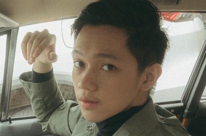 Brandon Salim Janji Bagikan Sepatu Jika Film 'Dilan 1990' Capai Lima Juta Penonton