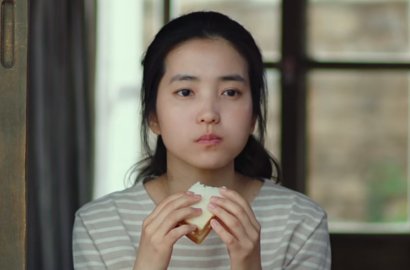 Awas Tergiur, Kim Tae Ri Olah Masakan dan Lahap Makan di Trailer 'Little Forest'