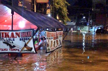 Gak Sedih, Mereka yang Pilih Tetap Santai dan Asyik Sendiri Meski Kebanjiran