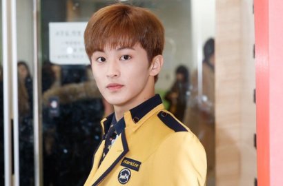 Pamer Foto Bareng, Mark Girang Digendong Member NCT di Hari Kelulusan