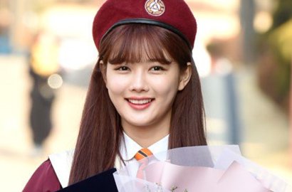 Resmi Lulus Sekolah, Kim Yoo Jung Bikin Gemas Unggah Foto Unyu Ini