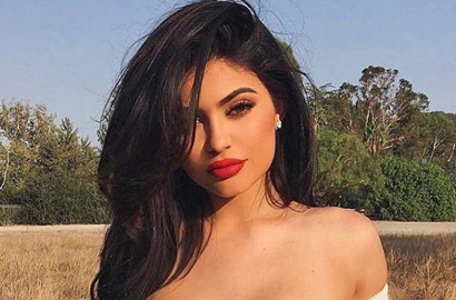 Usai Melahirkan, Patung Lilin Kylie Jenner Muncul di Depan Toko Perlengkapan Bayi