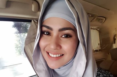 Hapus Foto Umbar Aurat dan Tulis Ini, Kartika Putri Akhirnya Berhijab?