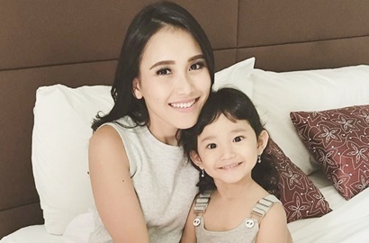 Cantik Berkebaya Kompak dengan Bilqis, Penampilan Ayu Ting Ting Banjir Pujian