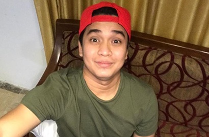 Bantah Pentingkan Pacar, Billy Syahputra Akhirnya Ziarah ke Makam Olga Syahputra