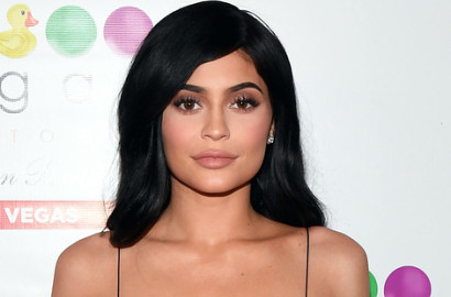 Pasca Melahirkan, Inilah Foto Perdana Kylie Jenner di Depan Publik
