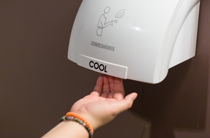 Akhirnya Terbongkar, Ini Alasan Kamu Harus Berhenti Menggunakan Hand Dryer di Toilet Umum