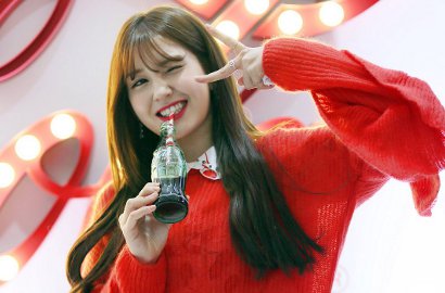 Bahagianya Jeon Somi Foto Bareng Pelatih Sepak Bola Ternama, Siapa?