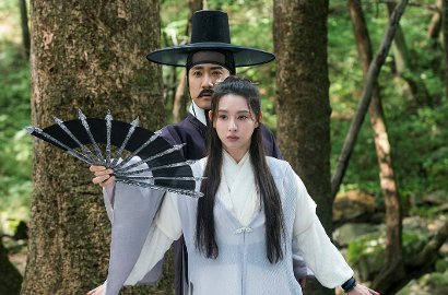 Rayakan 1 Juta Penonton 'Detective K', Kim Ji Won cs Imut Selfie Berkumis