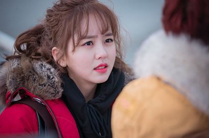 Pamer Foto di Lokasi 'Radio Romance', Sandal Kresek Kim So Hyun Curi Fokus
