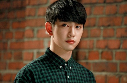 Tayang Lagi, Gantengnya Jinyoung GOT7 Selfie Promosi 'Magic School'
