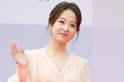 Ultah, Park Bo Young Jadi Sukarelawan Bagikan Briket Bareng Fans