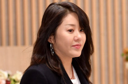 Kepergok Merokok Saat Mengajar, Go Hyun Jung Miliki Masalah Kepribadian?