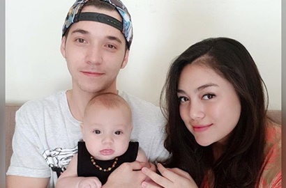 Gendong Bayi Bule dan Main Bareng Anak, Stefan William Malah seperti Momong Adik?