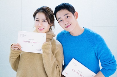 Jung Hae In Santai Minum Kopi Bareng Son Ye Jin di 'Pretty Noona', Serasi?