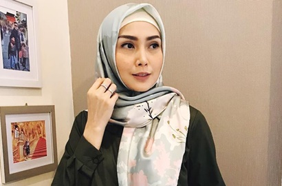 Penampilan Baru, Fenita Arie Akan Boyong Seluruh Keluarganya Umrah