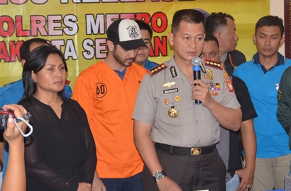 Disaksikan Anak dan Istri, Begini Kondisi Fachri Albar Saat Ditangkap