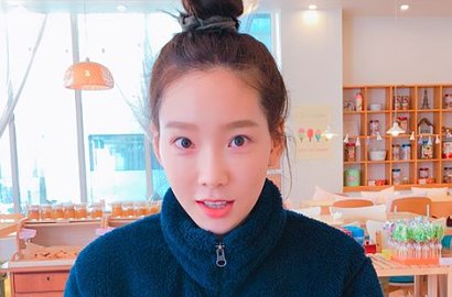 Raih 'Popularity Award' di Gaon, Tae Yeon Pose Cantik dan Ucapkan Terima Kasih
