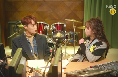 Manisnya Doo Joon - Kim So Hyun Saling Curi Pandang di 'Radio Romance'