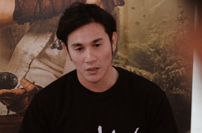 Perankan Tokoh Utama di Film 'Wiro Sableng', Vino Bastian Kenang Sang Ayah