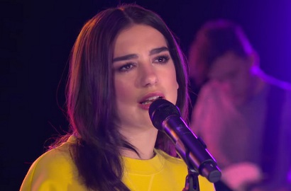 Cover Lagu 'Do I Wanna Know?', Dua Lipa Pamer Suara Emas