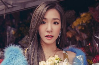 Pose Seksi, Tiffany SNSD Umbar Dada dan Paha di Foto-Foto Ini