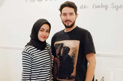 Disatukan di 'Orang Ketiga', Aryani Fitriana-Donny Michael Dapat Karangan Bunga