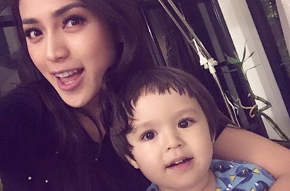 Masih Kecil, Aksi El Barack Bersih-Bersih Ini Bikin Jessica Iskandar Terharu