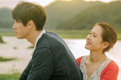Bersandar Mesra di Bahu So Ji Sub, Son Ye Jin Tersenyum dalam Poster 'Be With You'
