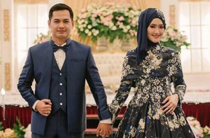 Pamer Gandeng Tangan Istri, Tommy Kurniawan: Hasil Taaruf Zaman Now