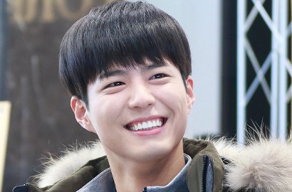 Resmi Lulus, Gantengnya Park Bo Gum Pakai Toga di Acara Wisuda