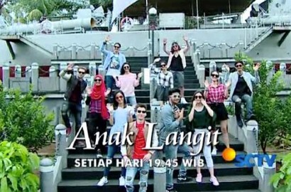 Kompak Banget, Pemeran dan Kru Ceria di Perayaan Satu Tahun 'Anak Langit'