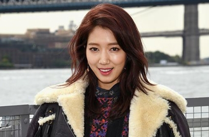Kasual Hingga Elegan, Intip Cantiknya Park Shin Hye di Pemotretan Baru