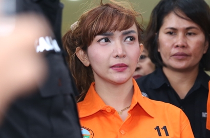 Dipenjara, Roro Fitria Minta Dibawakan Mukena dan Rajin Salat