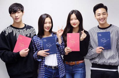 Hitam-Putih Bak Pemotretan Majalah, Joy cs Memukau di Poster Karakter 'Great Seducer'