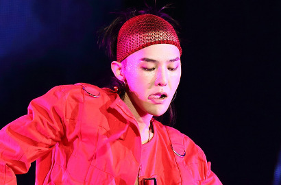 Jelang Wamil, G-Dragon Terlihat Berfoto Bersama Fans di Jeju