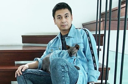Bikin Ngakak, Raditya Dika Santai Jalan di Mal Pakai Topeng 'Black Panther'