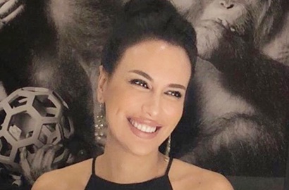 Super Cantik Pakai Dress Terbuka, Sophia Latjuba Kalahkan Angelina Jolie