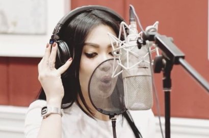 Bikin OST 'Bodyguards Ugal-Ugalan', Melly Goeslaw Kepo Instagram Syahrini