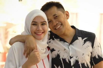 Zaskia Adya Mecca Nangis-Nangis Telepon Hanung Soal Kehamilannya, Ada Apa?
