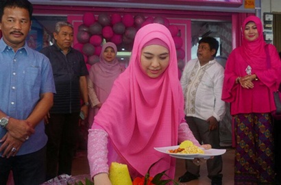 Pulang kampung ke Batam, Oki Setiana Dewi Buka Usaha Kuliner Ini