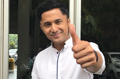 Dituding Pencitraan Naik Pesawat Kelas Ekonomi, Hengky Kurniawan Bela Diri