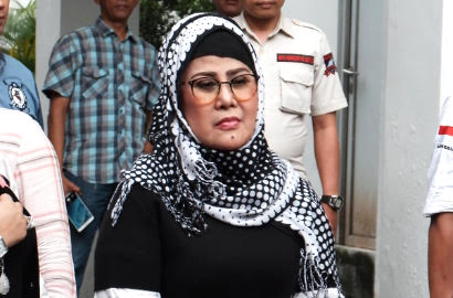 Suara Serak dan Dicecar 18 Pertanyaan, Elvy Sukaesih Tetap Belum Jenguk Dhawiya cs