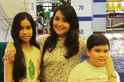 Rebutan Hak Asuh Anak dengan Sandy Tumiwa, Tessa Kaunang Datangi KPAI