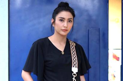 Unggah Foto Selfie, Alis Tyas Mirasih Curi Perhatian Netter