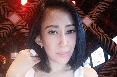 Unggah Foto Saat Sakit, Kompres Demam Dewi Sanca Bikin Salah Fokus