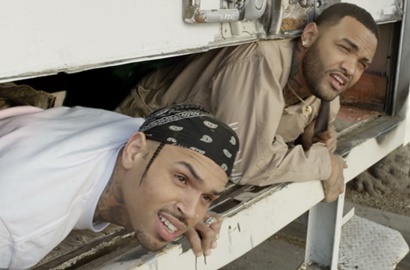 Rilis MV 'Stranger Things', Chris Brown dan Joyner Lucas Pesta di Atas Truk